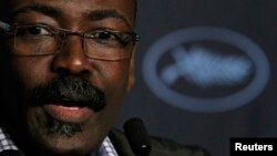 Mahamat Saleh Haroun lors d'une conférence de presse lors du festival de Cannes, le 16 mai 2010.