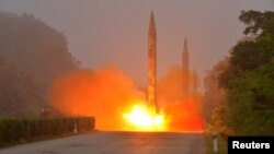  북한 조선인민군 전략군 화성포병부대들이 탄도미사일 발사훈련을 실시했다며, 관영 조선중앙통신이 지난 21일 사진을 공개했다. (자료사진)