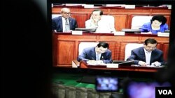 ទិដ្ឋភាព​ទូទៅ​នៃ​កិច្ច​ប្រជុំ​សភា​ពេញ​អង្គ​នៅ​រដ្ឋសភា​ អំពី​ការ​ដក​លោក​ កឹម សុខា​ ពី​តំណែង​អនុប្រធាន​ទី​១​នៃ​រដ្ឋ​សភាកាល​ពី​ថ្ងៃ​ទី​៣០​ ខែ​តុលា​ ឆ្នាំ​២០១៥​ (ហ៊ាន សុជាតា/ VOA)