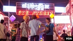 在柬埔寨旅游城市暹粒市的酒吧街（2015年3月19日）