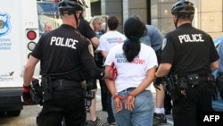 集会示威要求全面实行移民改革者因为阻碍交通而被捕