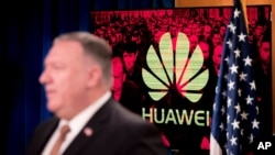 마이크 폼페오 미 국무장관이 15일 국무부에서 기자회견을 가졌다. 중국 통신장비 기업 화웨이 로고가 모니터에 비치고 있다.