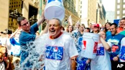 کسی که سطل آب سرد بر سر می ریزد، معمولاً دو یا سه نفر دیگر را نیز چلینج می دهد