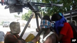 Tersangka militan Al-Shabab tertangkap seusai melancarkan serangan di pangkalan Uni Afrika di Mogadishu, Somalia, pada hari Natal, 25 Desember 2014, tahun lalu (Foto: dok). 