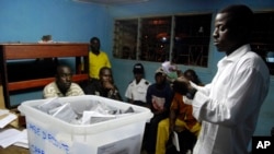 Des agents électoraux comptent procèdent au dépouillement dans un bureau de vote à Libreville, Gabon, 30 août 2009. 