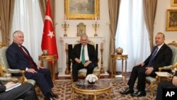 Perdana Menteri Turki Binali Yildirim (tengah) diapit oleh Menlu Turki Mevlut Cavusoglu (kanan) dan Menlu AS Rex Tillerson (kiri) di ANkara, Turki, 30 Maret 2017. (Foto: Biro Press PM Turli, Pool via AP).