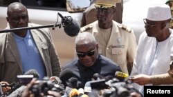 Ibrahim Boubacar Keïta s'adresse aux journalistes devant l'hôtel Radisson de Bamako, le 21 novembre 2015. (REUTERS/Joe Penney)