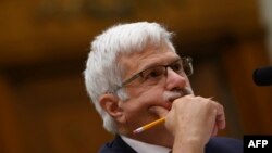 រូបឯកសារ៖ លោក Robert Destro ឧបការី​រដ្ឋ​មន្ត្រី​ក្រសួង​ការ​បរទេស​សហ​រដ្ឋ​អាមេរិក ​ទទួល​បន្ទុក​លទ្ធិ​ប្រជា​ធិបតេយ្យ​សិទ្ធិ​មនុស្ស​ និង​ការងារ ចូលរួមសវនាការស្តីអំពីសិទ្ធិមនុស្សនៅអាស៊ីខាងត្បូង នៅវិមានរដ្ឋសភាអាមេរិក រដ្ឋធានីវ៉ាស៊ីនតោន កាលពីថ្ងៃទី ២២ ខែតុលា ឆ្នាំ២០១៩។