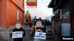 藏族人戴着中国国家主席习近平的面具在尼泊尔的加德满都抗议中共十九大和他们所说的习近平的压迫性统治（2017年10月18日））