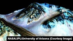 ចរន្ត​ពណ៌​ខ្មៅ​ដែល​មាន​ប្រវែង​រហូត​ដល់​១០០​ម៉ែត្រ​​តាម​ជ្រលង​ភ្នំ​នៅ​ភព​អង្គារ​ត្រូវ​គេ​គិត​ថា​កើត​ឡើង​ពី​ទឹក​​ដែល​ហូរ​ចុះ​តាម​ជ្រលង​ភ្នំ។ (រូប​ផ្តល់​ឲ្យ​ដោយ NASA)