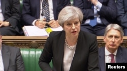 La Première ministre britannique Theresa May s'adressant à la Chambre des Communes au centre de Londres le 19 avril 2017. Parbul TV / Handout via Reuters TV 