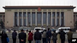 民众旁观警察在北京人民大会堂检查入场者的身份。（2013年11月9日）
