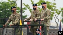 폴 러캐머라(오른쪽) 한미연합사령관이 지난 7월 한국 평택에서 열린 취임식에서 이임하는 로버트 에이브럼스(가운데) 사령관과 무개차를 타고 이동하고 있다. (자료사진)