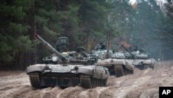 Українські солдати на захоплених російських танках T-72 проводять навчання на Чернігівщині, 28 жовтня 2022. (AP Photo/Aleksandr Shulman)