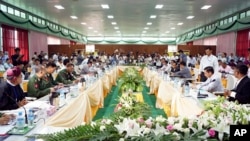 Burmese government negotiators meet with representatives of the Kachin Independence Organization during their third day of cease fire talks in Myitkyina, Kachin State, May 30, 2013. 