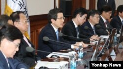 황교안 한국 대통령 권한대행 국무총리가 11일 정부 서울청사에서 열린 국무회의를 주재하고 있다. 