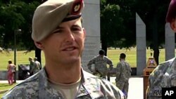 Sersan Mayor Thomas Payne saat diwawancara sebagai pemenang kompetisi Ranger Terbaik, di Fort Benning,16 April 2012. 