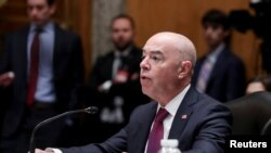 알레한드로 마요르카스 미 국토안보부 장관이 지난달 17일 상원 국토안보위원회가 ‘전 세계 위협’을 주제로 개최한 청문회에서 증언하고 있다. (자료사진)