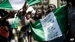 បាតុករ​នីហ្សេរីយ៉ាង​នាំ​គ្នា​លើ​ក​បដា​​ដើរ​តវ៉ា​តាម​ដងផ្លូវ ប្រឆាំង​នឹង​ភាព​សាហាវ​ឃោរឃៅ​របស់​ប៉ូលិស ថ្ងៃទី២០ ខែតុលា ឆ្នាំ២០២០។ 