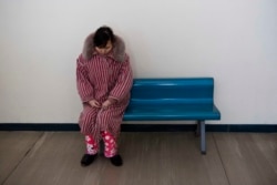 지난 2013년 2월 북한 평양의 한 산부인과 병원 복도에 여성 환자가 앉아있다. (자료사진)