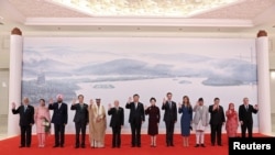 시진핑 중국 국가주석이 23일 항저우 아시안게임 개막식에 참석하는 주요 외국 초청 인사들과 만나 기념 촬영을 했다. (왼쪽에서 네 번째가 한덕수 한국 국무총리)