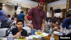 Muslim AS melakukan buka puasa bersama di Falls Church, Virginia Ramadan tahun lalu (Foto: Reuters). Umat Muslim tidak bisa melakukan buka puasa bersama bulan Ramadan tahun ini akibat pandemi.