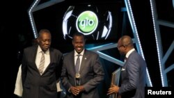 Federasi Sepak Bola Somalia (SFF) Presiden Abdiqani Said Arab menerima penghargaan Pemimpin Terbaik pada pertandingan Konfederasi Sepak Bola Afrika (CAF) di Abuja, Nigeria, 7 Januari 2016. (Foto: dok).