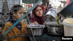 Sejumlah warga Palestina mengantre untuk mendapatkan makanan gratis di Jabalia, di utara Jalur Gaza, pada 22 Maret 2024. (Foto: Reuters/Mahmoud Issa)