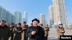 김정은 북한 국무위원장이 평양 려명거리 건설 현장을 방문했다고 관영 조선중앙통신이 26일 보도했다. 김정은은 려명거리가 건설되는 모습을 둘러보며 "태양절(김일성 주석 생일 4월 15일)까지 무조건 완공하자"고 지시했다.