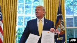 ប្រធានាធិបតី ត្រាំ បង្ហាញ​លិខិត​ទទួល​ពី​ប្រធានាធិបតី​ចិន ស៊ី ជិនពីង នៅ​ពេល​លោក​ប្រកាស​បើក​ការ​ចរចា​ជាមួយ​ចិន នៅ​ពេលជួប​ជាមួយ​ប្រតិភូ​ពិសេស​ពី​ចិន នៅ​សេត​វិមាន កាល​ពី​ថ្ងៃ​ទី១១ តុលា ២០១៩។