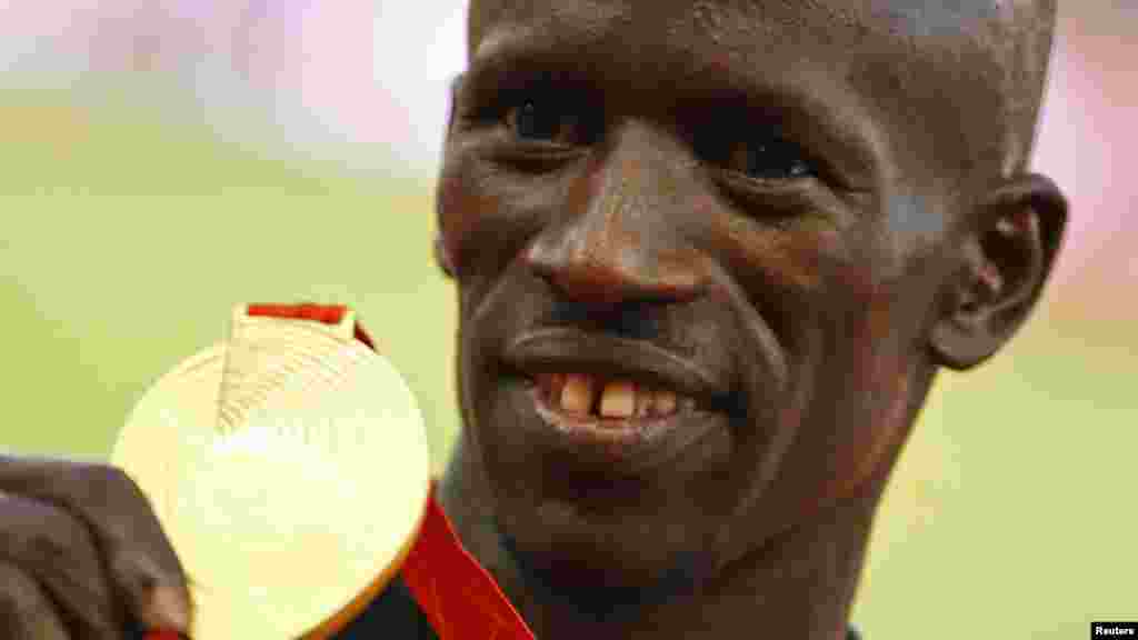 Ezekiel Kemboi Cheboi, un athlète kényan de 34 ans, pratiquant le 3 000 mètres steeple. On le connait parmi les meilleurs spécialistes de l&#39;histoire de la discipline en remportant, sept médailles consécutives lors des championnats du monde d&#39;athlétisme, dont quatre en or en 2009, 2011, 2013 et 2015, et trois en argent en 2003, 2005 et 2007. Titré lors des Jeux olympiques de 2004 à Athènes.