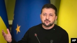 Presiden Ukraina Volodymyr Zelenskyy menghadiri konferensi pers dengan Presiden Komisi Eropa Ursula von der Leyen di Kyiv, Ukraina, Sabtu, 4 November 2023. (Foto: AP)