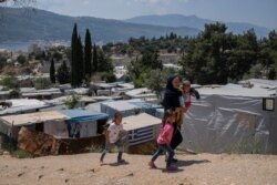 지난 11일 그리스 사모스 섬 난민캠프의 아프가니스탄 난민 가족들.