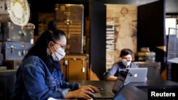 Penelitian terbaru mengatakan bahwa bekerja empat hari dalam seminggu dapat meningkatkan kesehatan karyawan.