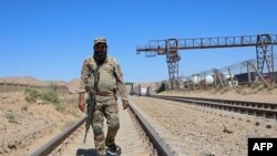 আফগানিস্তানের হেরাত প্রদেশের কুশক জেলায় তুরঘুন্দি সীমান্ত চৌকিতে টিএপিআই পাইপলাইন উদ্বোধনের সময় তালিবান নিরাপত্তা বাহিনীর এক কর্মী রেল লাইনের নির্মাণ স্থানে টহল দিচ্ছেন। সেপ্টেম্বর ১১,২০২৪।
