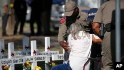 Krstovi sa imenima žrtava postavljeni su ispred osnovne škole Rob Elementari u Juvaldeu, 26. maja 2022. 