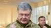Presiden Ukraina Petro Poroshenko saat meninjau pangkalan militer di kawasan Chernihiv, Ukraina, 28 November 2018. 