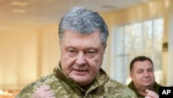 Presiden Ukraina Petro Poroshenko saat meninjau pangkalan militer di kawasan Chernihiv, Ukraina, 28 November 2018. 