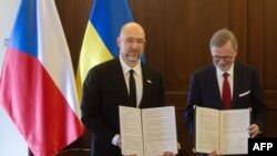 از چپ به راست، دنیس شمیگال، صدر اعظم اوکراین و پیترفیالا، صدر اعظم چک 