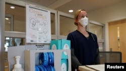Staff nurse Lt. Gretta Walter awaits the arrival of coronavirus test patients in the emergency room at Fort Belvoir Community Hospital in Fort Belvoir, Virginia, U.S., March 18, 2020. (REUTERS/Kevin Lamarque)