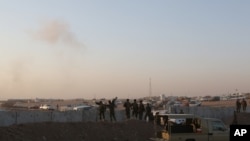 미국의 공습으로 이라크 북부 아르빌에서 화염이 피어오르고 있다.