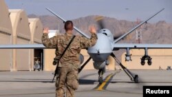 Tentara AS memandu pesawat tak berawak MQ-9 Reaper milik Angkatan Udara Amerika di lapangan udara Kandahar, Afghanistan. (Foto: Dok)
