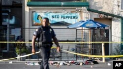 Policajac ispred bara Ned Pepers u Dejtonu, gde se dogodilo masovno ubistvo