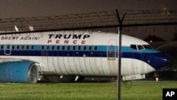 L'avion de Mike Pence à La Guardia, New York, le 27 octobre 2016. (AP Photo/Mary Altaffer)