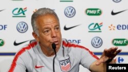 Plt manajer timnas sepak bola AS, Dave Sarachan, dalam konferensi pers di Stadion Groupama, Lyon, Perancis, 8 Juni 2018. (Foto: Reuters)