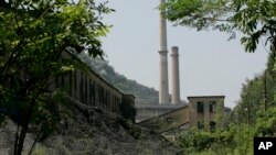 PLTU Ninh Binh di Provinsi Ninh Binh di Vietnam. Kelompok-kelompok HAM mengatakan Gelombang baru penindasan di Vietnam membahayakan kemajuan dalam mengatasi perubahan iklim. (Foto: AP)