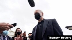 조 바이든 미국 대통령이 28일 델라웨어주 뉴캐슬에서 기자들의 질문에 답하고 있다. 