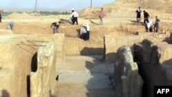 Iroqlik ishchilar Nimrud shahridagi arxeologik manzilga qarayapti. 2001-yilgi surat.