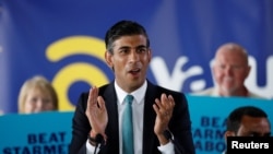 英国前财政大臣苏纳克在竞选活动中。