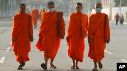 រូបឯកសារ៖ ព្រះសង្ឃនិមន្តដោយមានពាក់ម៉ាស់ការពារការឆ្លងមេរោគកូរ៉ូណា​ដែលផ្ទុះឡើងនៅទីក្រុងវូហាន ប្រទេសចិន។ កាលពីថ្ងៃអង្គារ រដ្ឋមន្ត្រីសុខភិបាលបានប្រកាសថា នៅកម្ពុជាមានករណីឆ្លងមេរោគទី៣លើជនជាតិអង់គ្លេសម្នាក់។ 